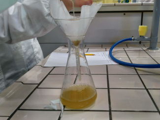 Transferring the extract into an Erlenmeyer flask by filtration