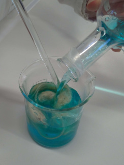Filling a beaker with wool and copper sulphate solution
