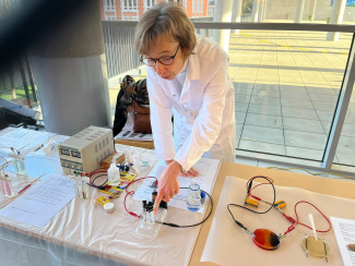Teacher presenting an experiment at Playful Science 19