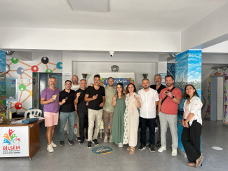A group photo of 12 teachers
