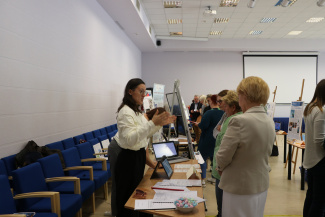 Two conference attendees in conversation