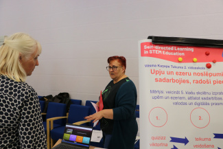 Two conference attendees in conversation