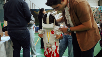 A girl with VR glasses in a shirt with the Turkish flag