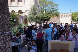 A conference crowd in an outdoor setting