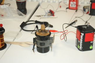 An experiment set-up with a battery